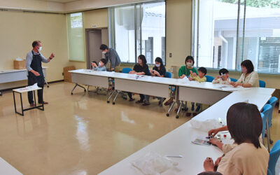 図書館お楽しみ会「回してびっくり！ レインボーコマ作り」が開催されました。阿南町立図書館